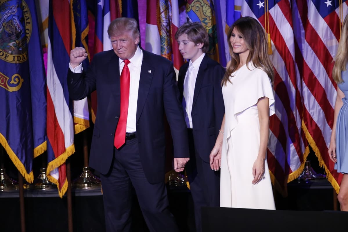 Donald Trump perheensä kanssa vaalivalvojaisissa New Yorkissa.