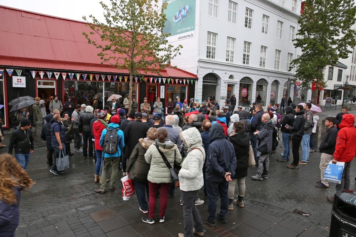 Kuvassa turisteja Reykjavikissa