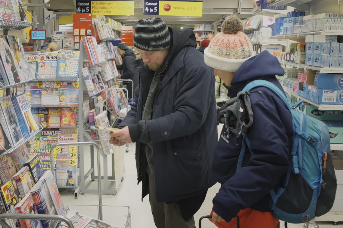 Asunnoton pariskunta Heidi ja Niclas ruokakaupassa Helsingissä.