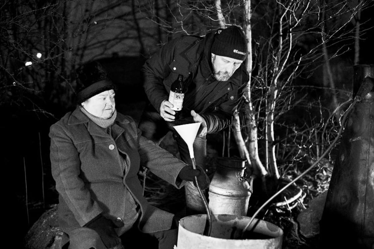 Viinankeittoa Salaviinanpolttajat-elokuvassa
