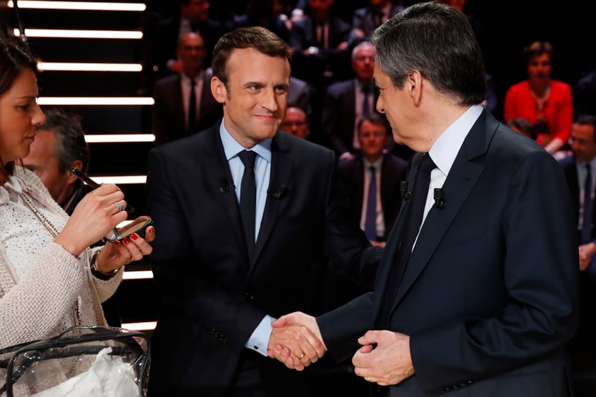 Macron kättelee Francois Fillonia ennen televisioväittelyn alkua.