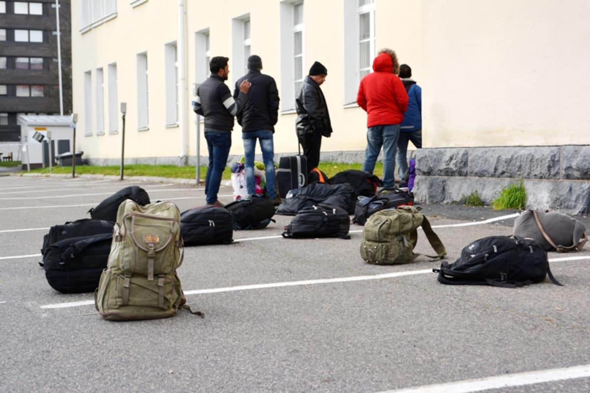 Turvapaikanhakijoita Tornion järjestelykeskuksen edessä lokakuussa 2015