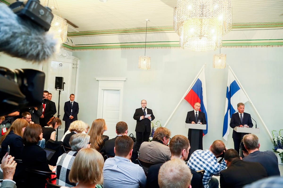 Toimittajien selkiä ja kauempana Sauli Niinistö ja Vladimir Putin.