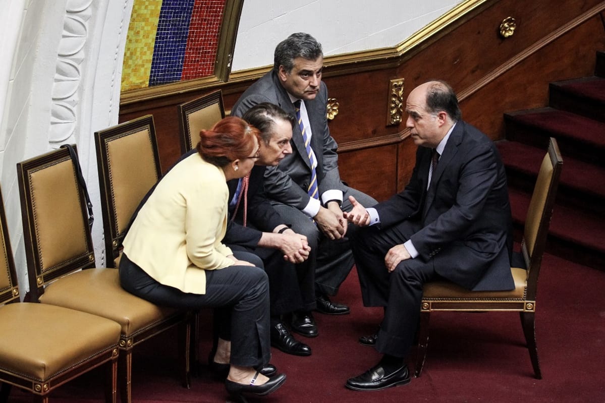 Venezuela parlamentin puhemies keskustelee suurlähettiläiden kanssa.