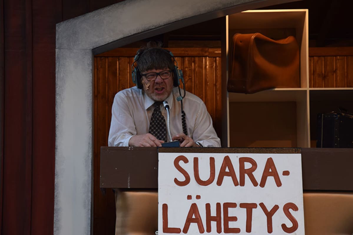 Rakkauden autokorjaamo -näytelmän esiintyjäkaartia.