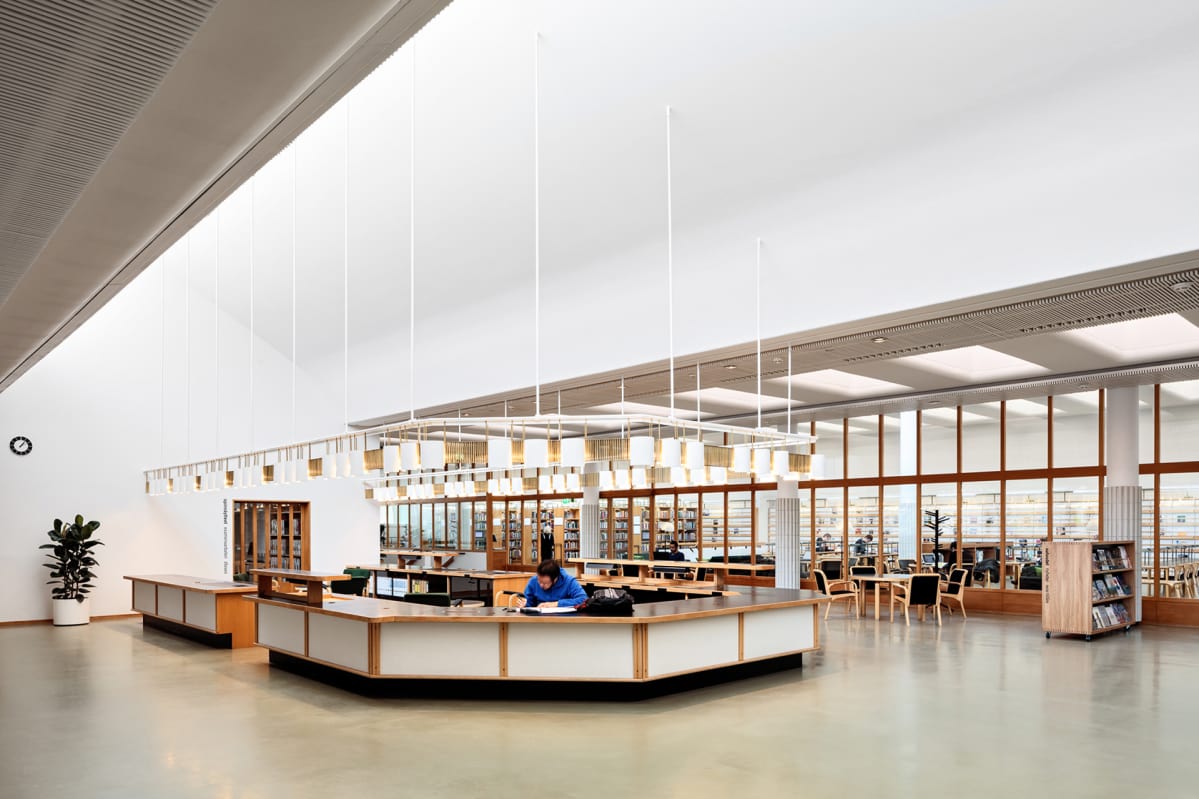 Aalto-yliopiston Harald Herlin -oppimiskeskuksen aula.