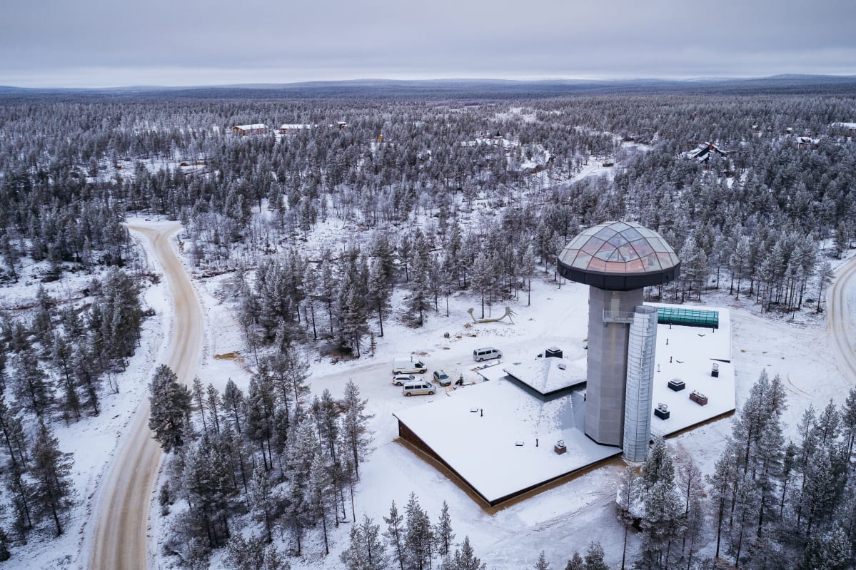 Kakslauttasen lasikattoinen näköalatorni.