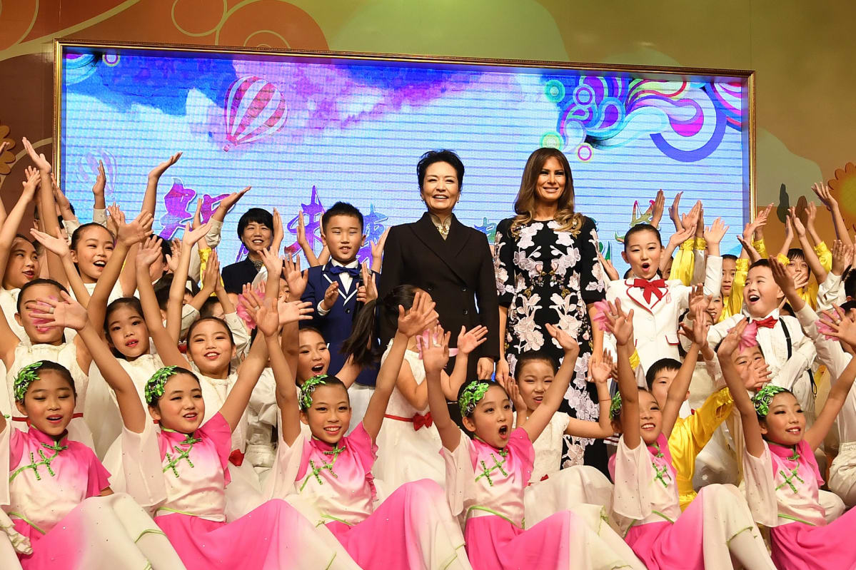 Peng Liyuan ja Melania Trump lasten ympäröiminä