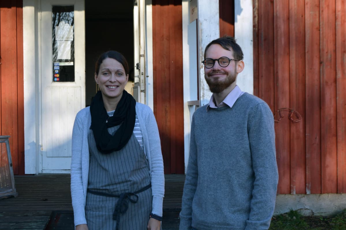 Carola West ja Jerry Lindqvist poseeraavat Bergö Café & Hantverkin edustalla.