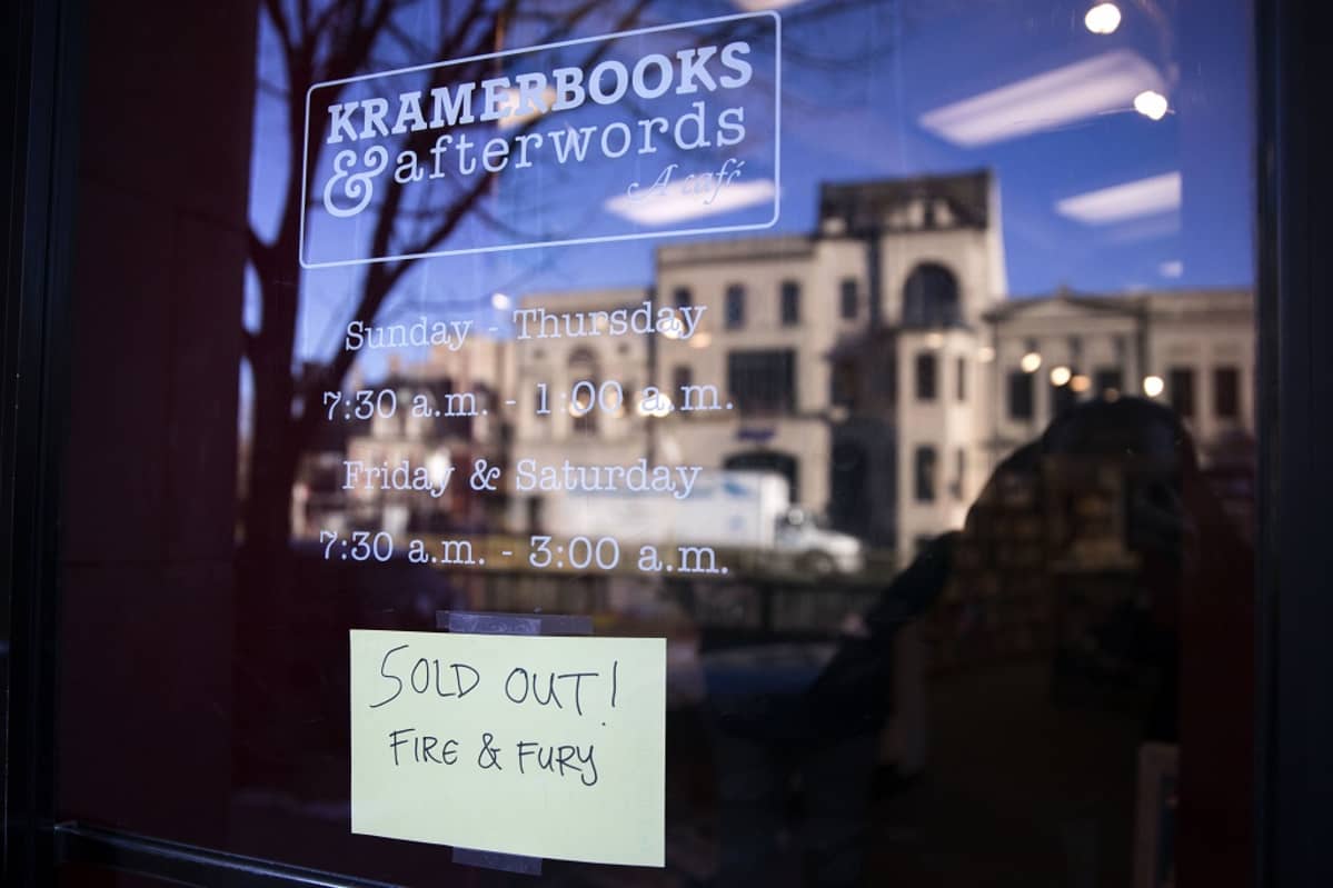 Kirjakaupan näyteikkuna, jossa lappu "SOLD OUT! Fire & fury".