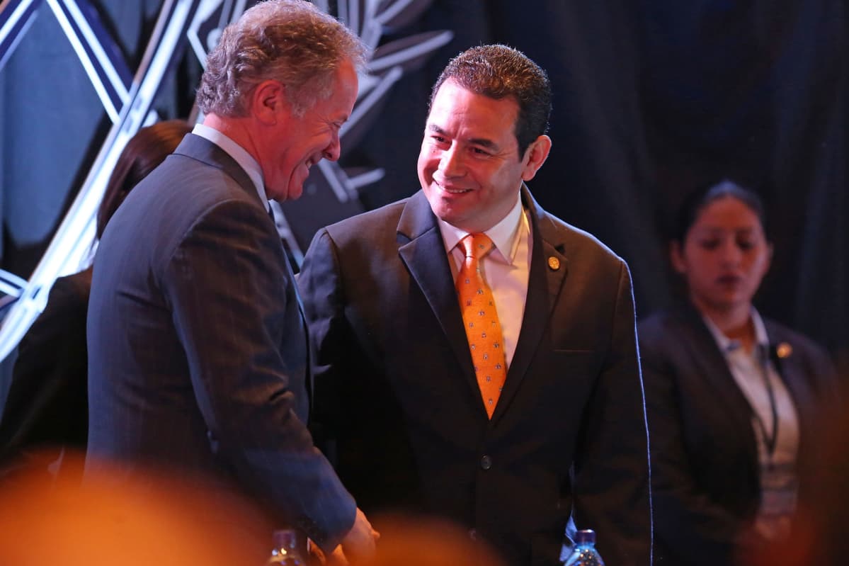 Guatemalan presidentti Jimmy Morales kättelee Maailman ruokaohjelman WFP:n johtajaa David Beasleyä.