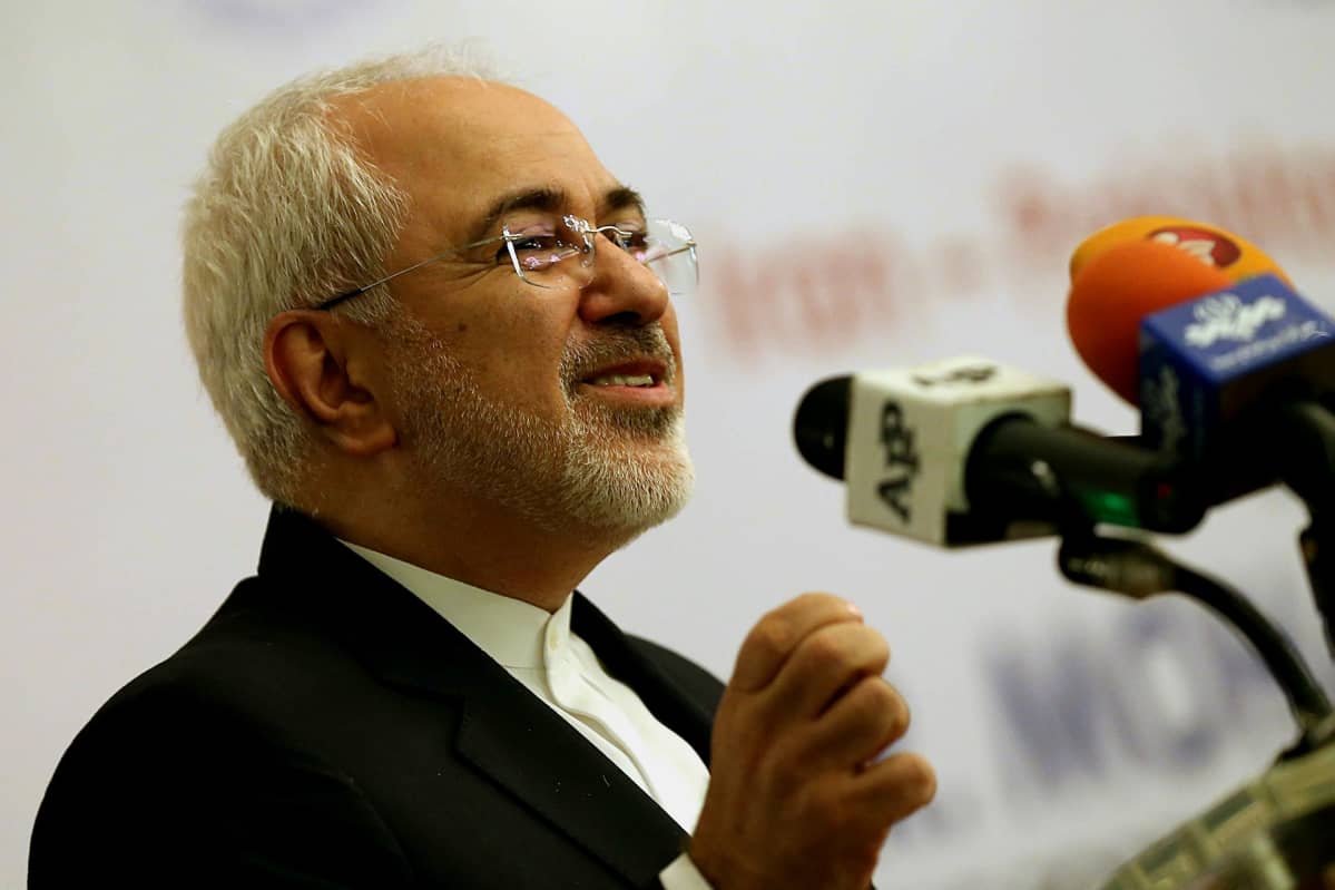 Iranin ulkoministeri Mohammad Javad Zarif puhuu mikrofoneihin.