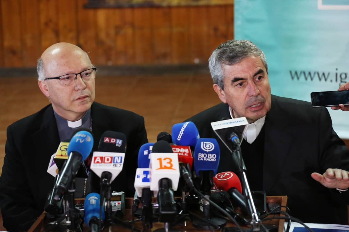 Piispa Santiago Silva ja piispa Santiago Fernando Ramos lehdistötilaisuudessa Chilessä.