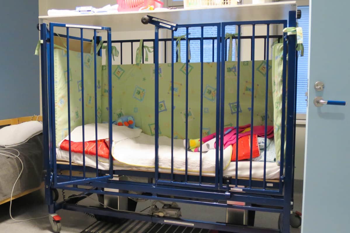 Honkalampikeskuksen lasten ja nuorten yksikössä käytetty häkkisänky.