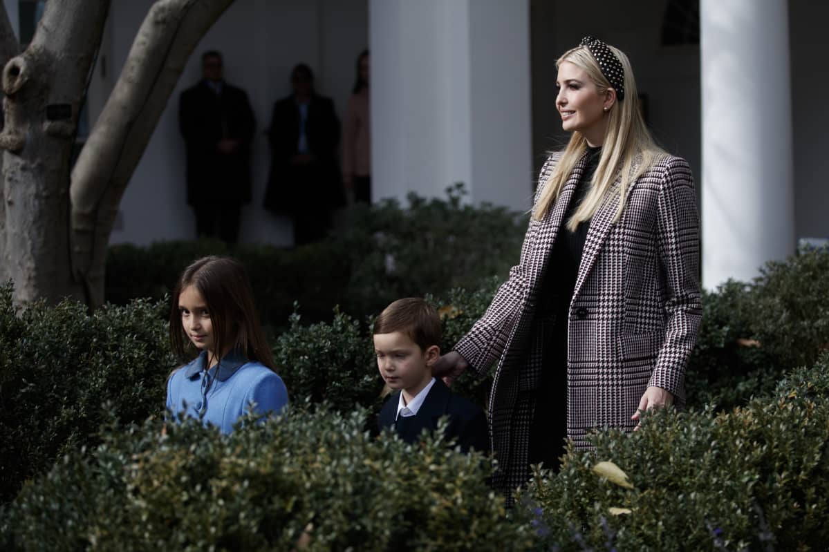 Ivanka Trump ja lapset, tytär Arabella Kushner ja poika Joseph Kushner Valkoisen talon edustalla.