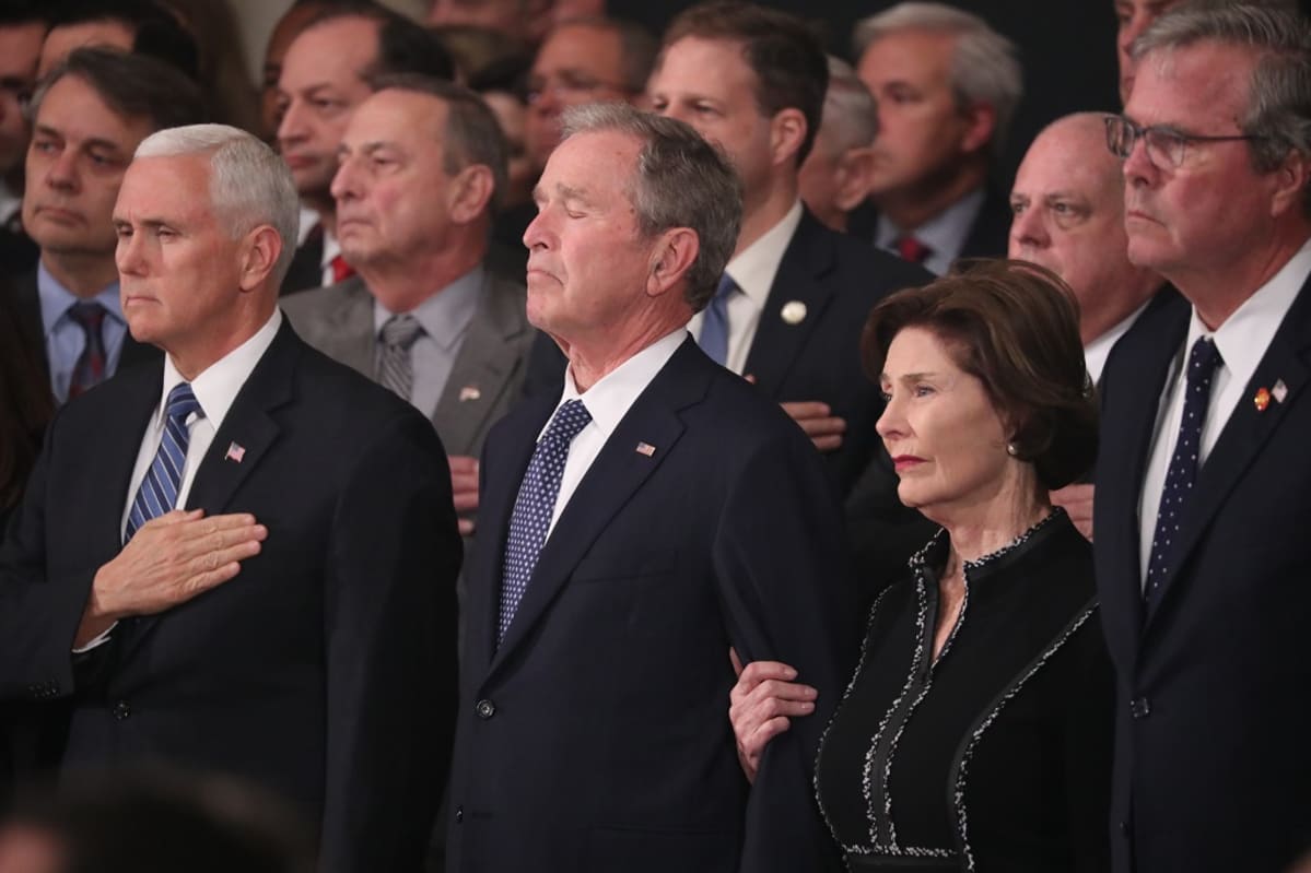 Kuvassa vasemmalta Yhdysvaltain varapresidentti Mike Pence, entinen presidentti George W. Bush ja hänen puolisonsa Laura Bush. George Bushin silmät ovat kiinni.