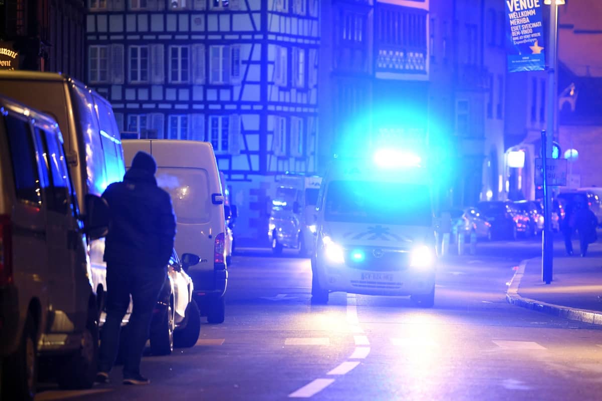 Hälytysajoneuvoja liikkuu Strasbourgissa ampumisen jälkeen.