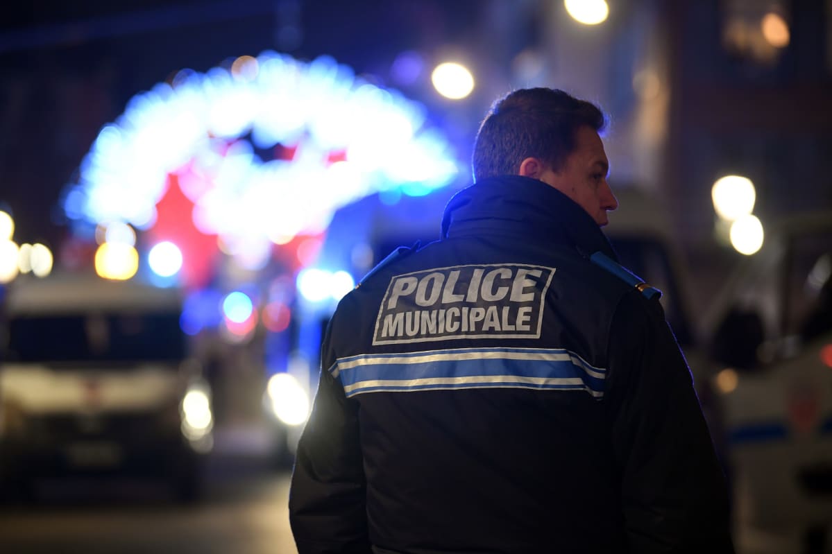 Poliisi valvoo lähellä joulutoria.