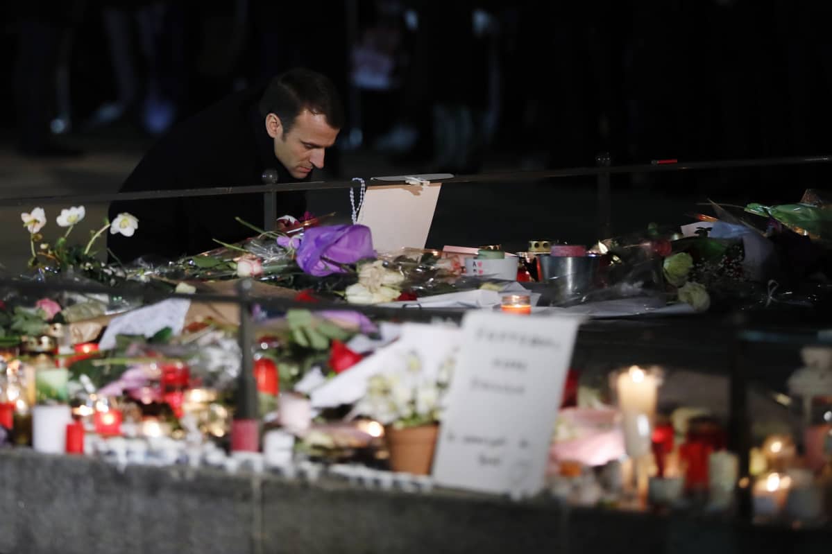 Presidentti Emmanuel Macron laskee valkoisen ruusun Strasbourgin terrori-iskun uhreille.