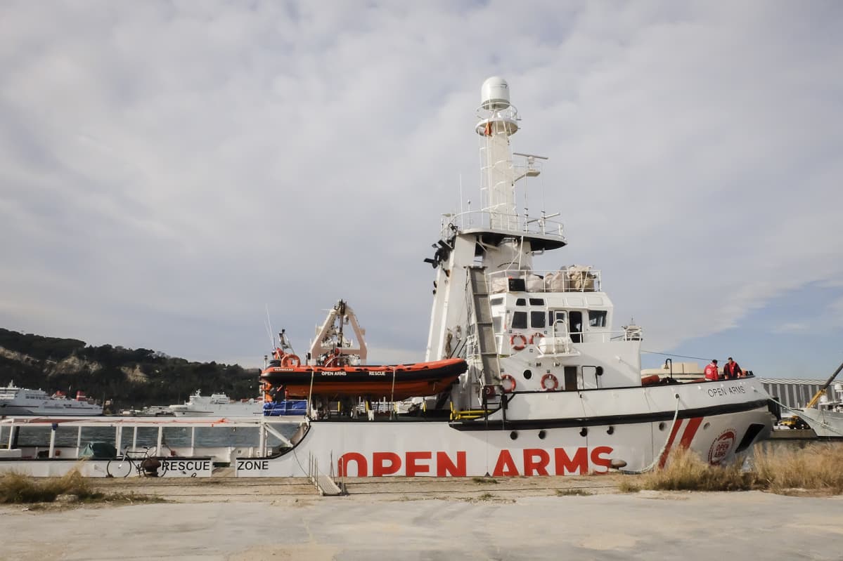 Open Armsin pelastusalus on seisonut Barcelonan satamassa yli viikon.