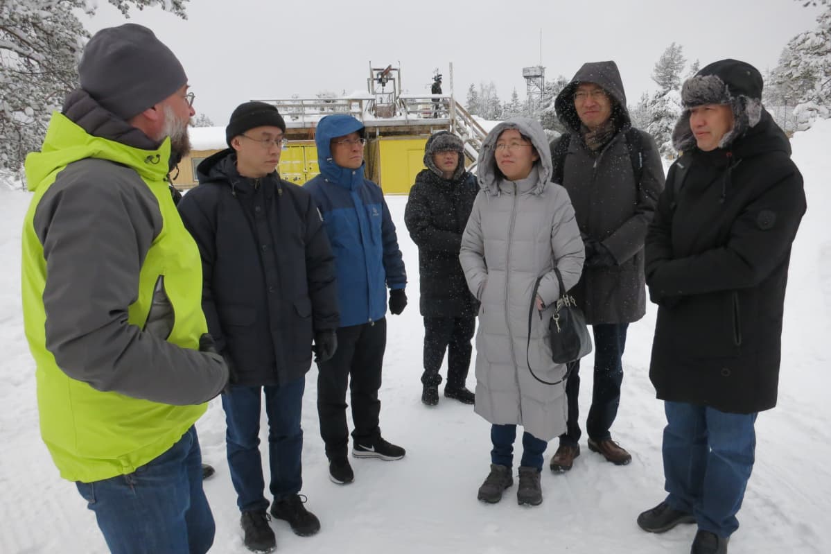 Kiinan merentutkimuslaitoksen työntekijöitä vierailulla Arktisessa avaruuskeskuksessa Sodankylässä.