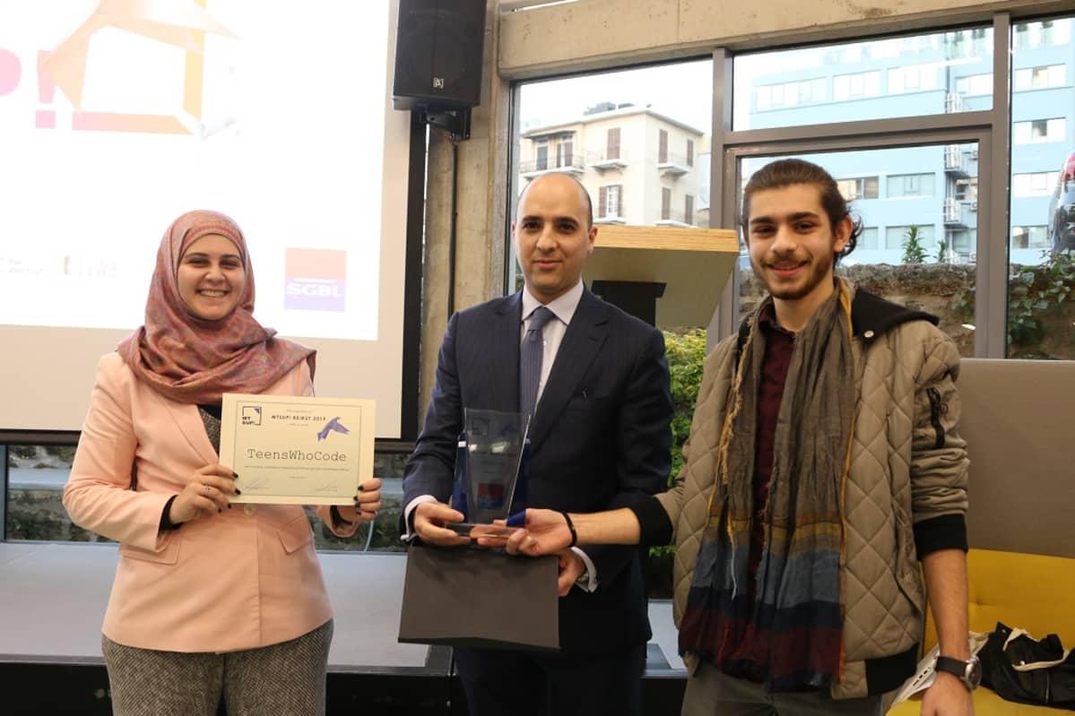 Kuvassa Beirutissa parhaana palkitun TeensWhoCoden perustaja Nour Atrissi.
