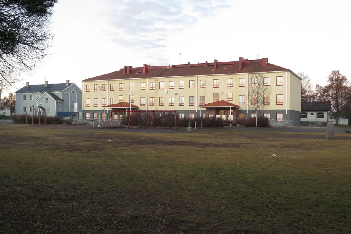 Vanha kivinen koulurakennus.