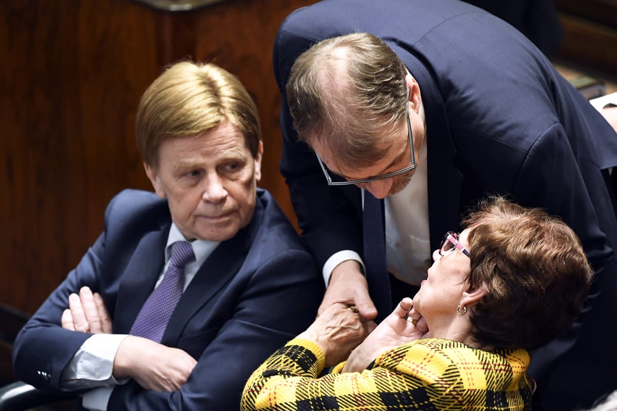 Keskustan Mauri Pekkarinen, pääministeri Juha Sipilä ja Sirkka-Liisa Anttila eduskunnan täysistunnossa.