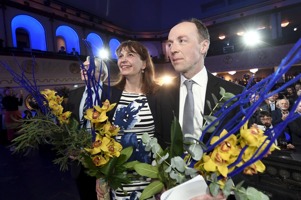 Perussuomalaisten puoluesihteeri Riikka Slunga-Poutsalo ja puheenjohtaja Jussi Halla-aho puolueen vaalivalvojaisissa Helsingissä.