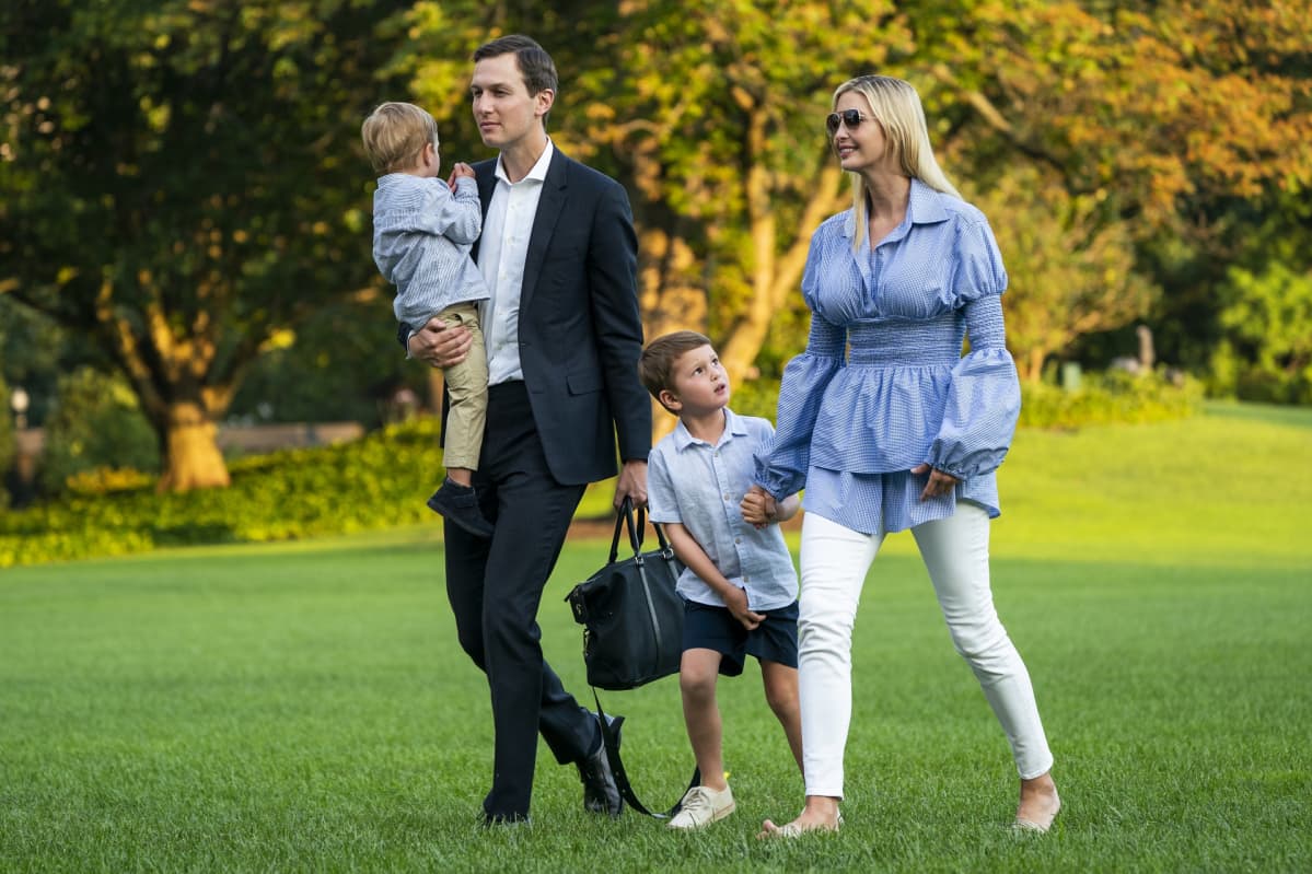 Jared Kushner ja Ivanka Trump sekä lapsensa Theodore (vas.) ja Joseph saapuivat viikonloppulomalta Valkoiseen taloon viime vuoden heinäkuussa.