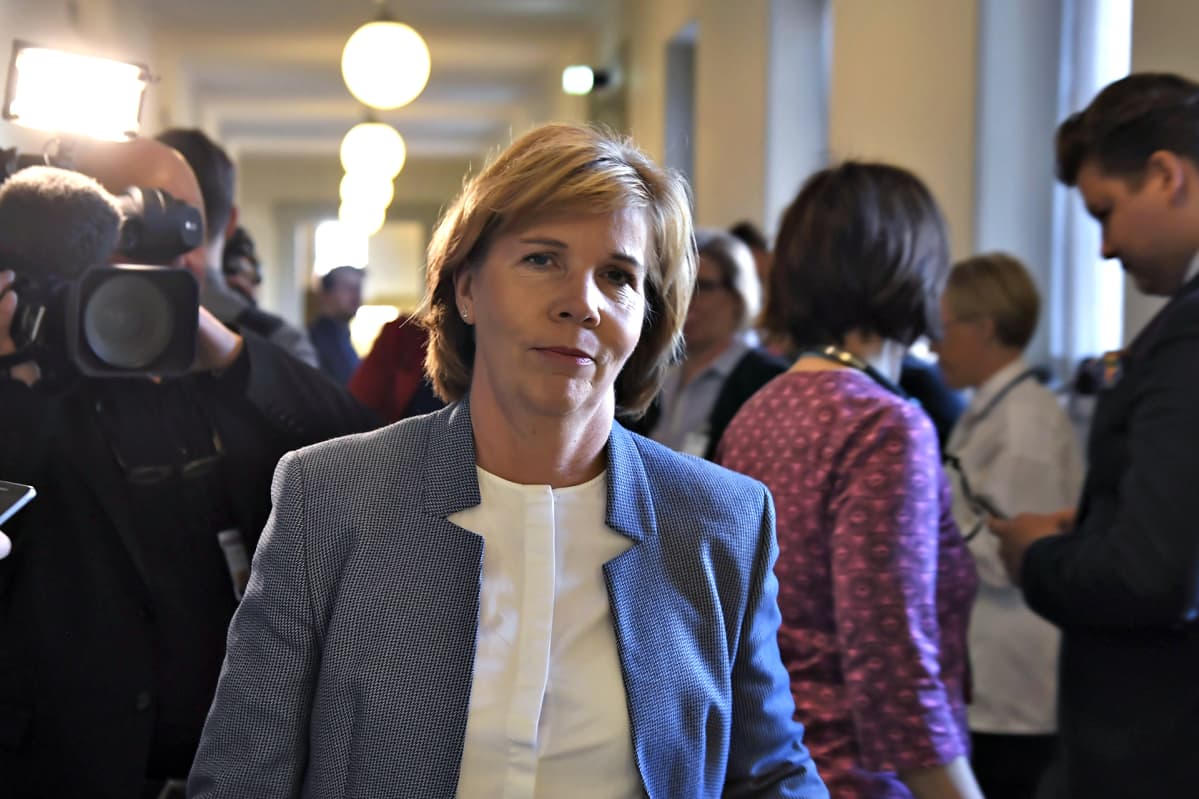 RKP:n puheenjohtaja Anna-Maja Henriksson kuvattuna kansanedustajien valtakirjojen tarkastuksen yhteydessä eduskunnassa Helsingissä 23. huhtikuuta.