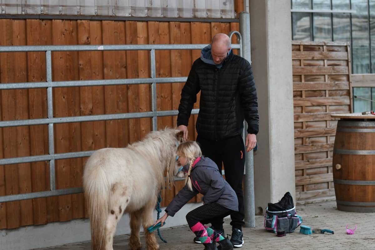 Toni Söderholm ja Nea-tytär kuvassa