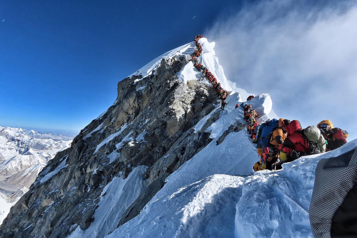 Kiipeilijöiden suma Mount Everestillä on aiheuttanut useita kuolemia.