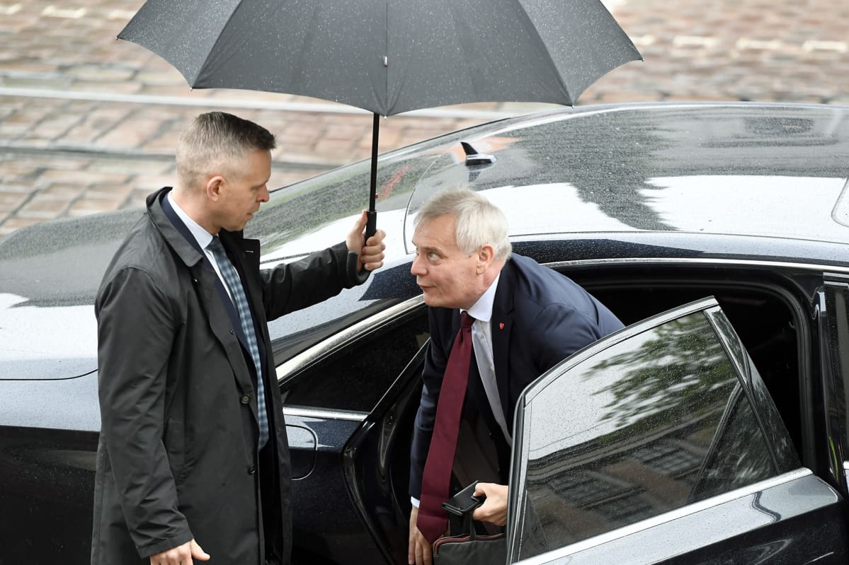 Antti Rinne nousemassa autosta.