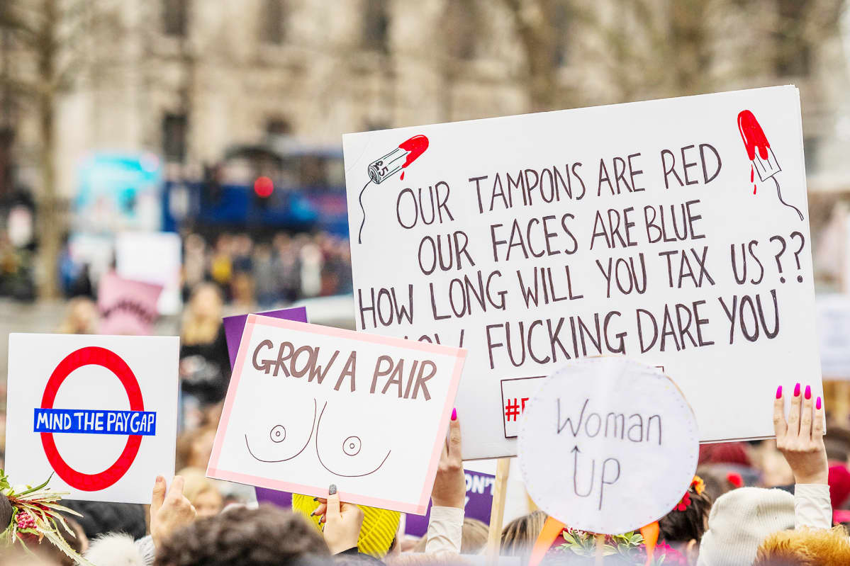 Tamponien verotusta vastustava mielenosoitus Lontoossa.