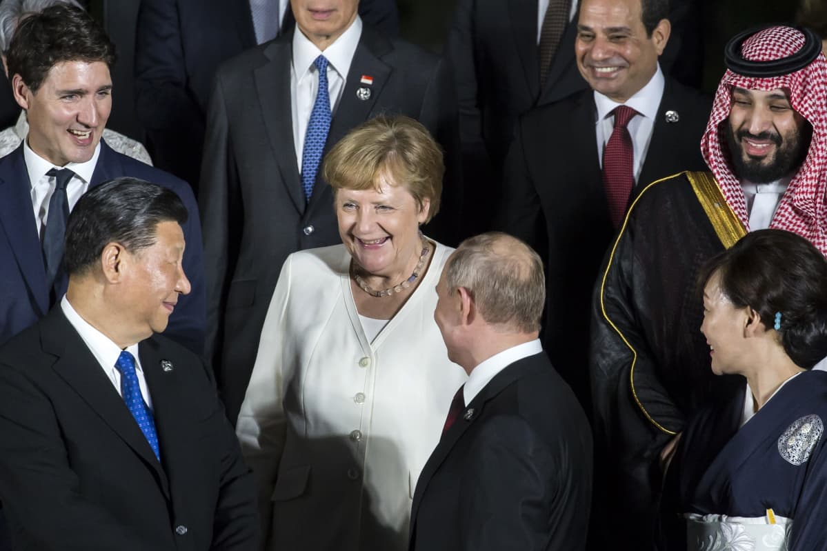 Saksan liittokansleri Angela Merkel G20-tapaamisen yhteiskuvauksessa perjantaina. Etualalla vasemmalla Kiinan presidentti Xi Jinping ja hänen vieressään oikealla Venäjän Vladimir Putin.