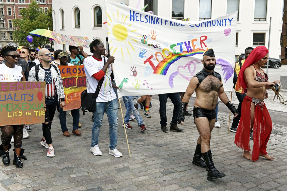 Pride-kulkueen osanottajia.