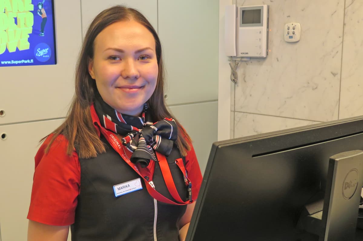 Original Sokos Hotel Ilveksessä vieraita on palvelemassa vastaanottovirkailija Marita Kokko.