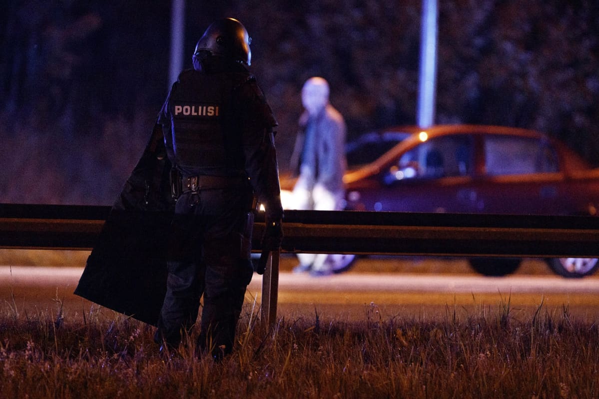Poliisi kuvattuna takaa.