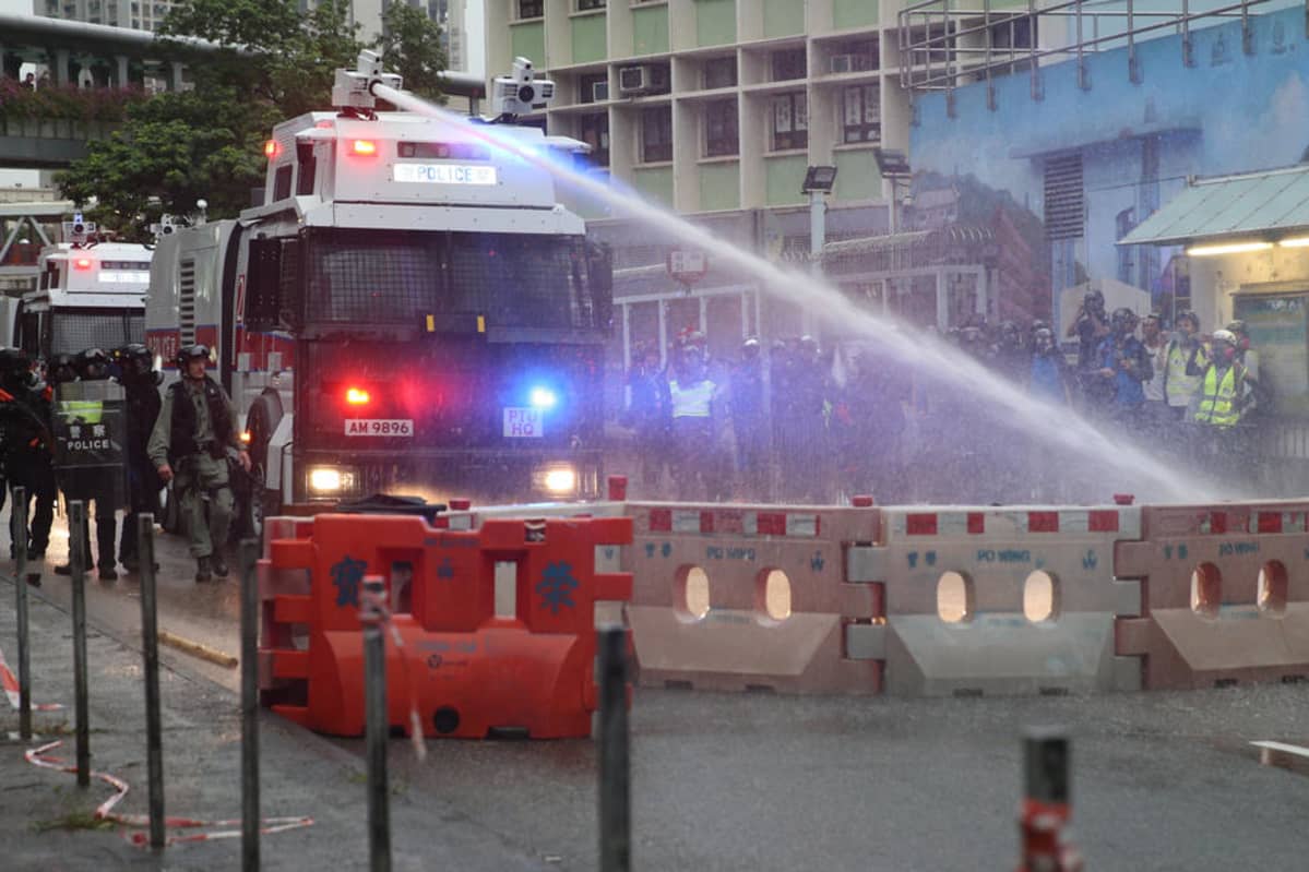 Hongkongin poliisi käytti vesitykkejä sunnuntaina Kwai Fungin ja Tsuen Wanin alueilla.