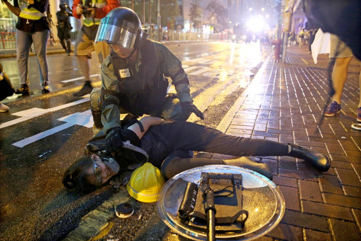 Poliisi otti mielenosoittajan kiinni 25. elokuuta Hongkongissa.