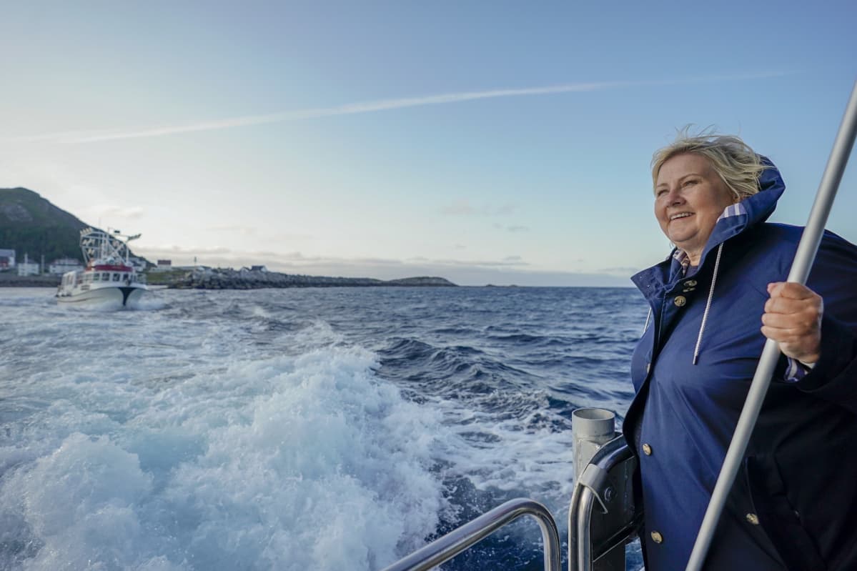 Erna Solberg veneen kannella.