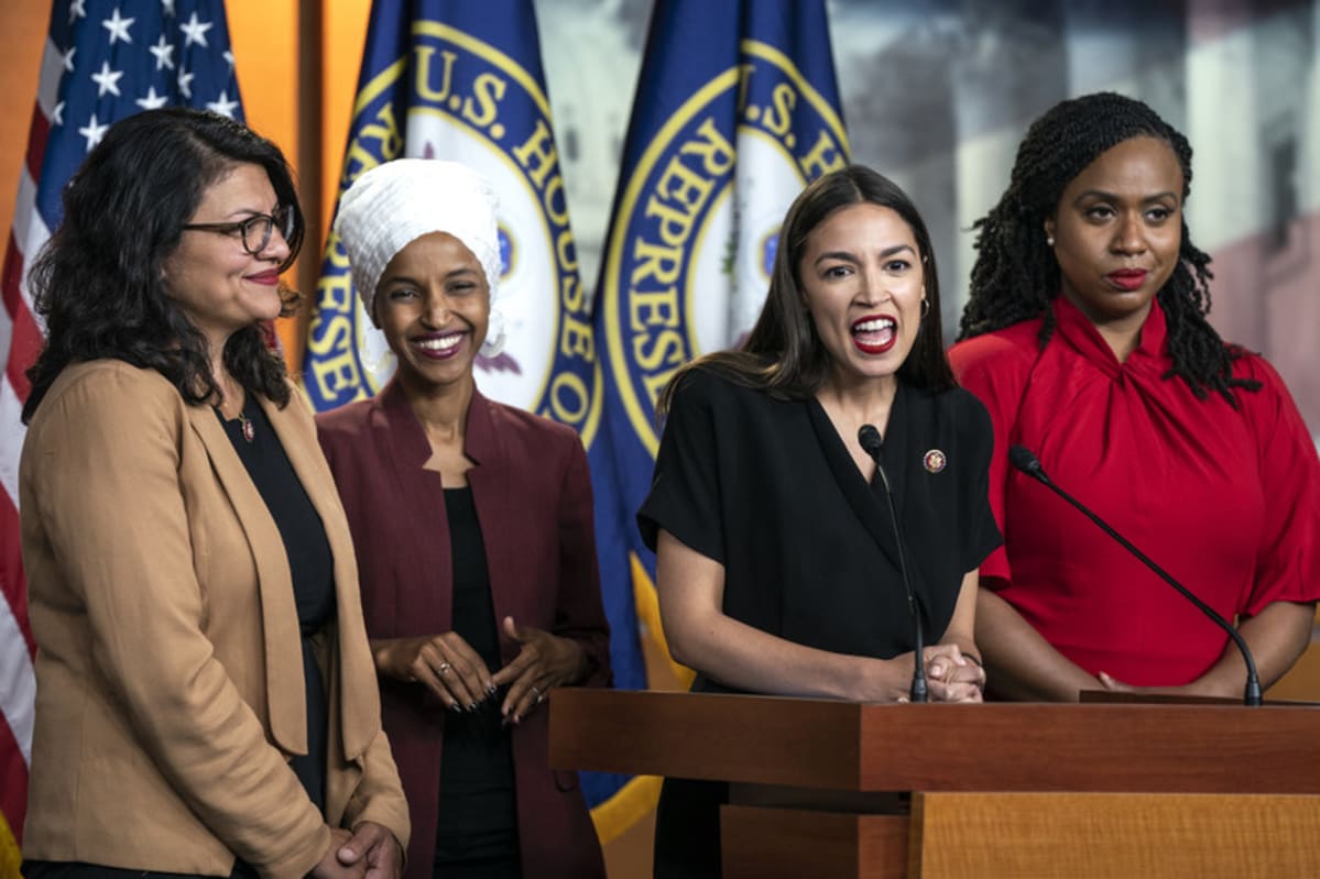 Demokraattiedustajat Rashida Tlaib, Ilhan Omar, Alexandria Ocasio-Cortez, and Ayanna Pressley puhuivat presidentti Trumpin tviiteistä Washingtonissa 15. heinäkuuta.