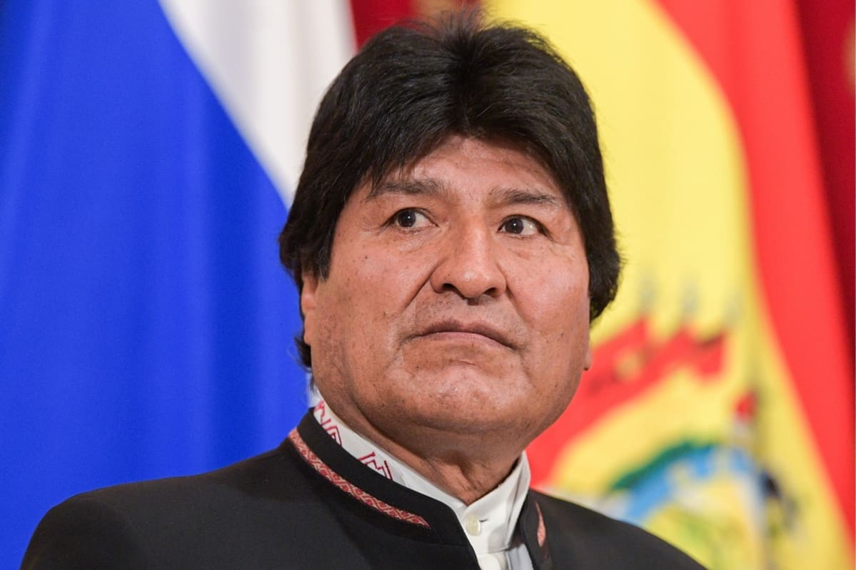 Evo Morales Bolivian ja Venäjän lippujen edustalla.