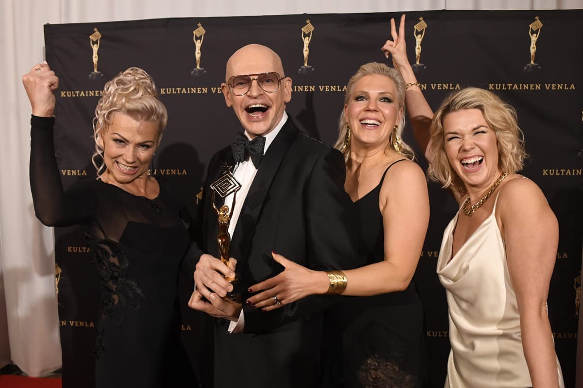 Kilpailureality-Venlan voittaneen Tanssii tähtien kanssa -ohjelman Helena Ahti-Hallberg (vas.), Jorma Uotinen, Vappu Pimiä ja Tuija Pehkonen
