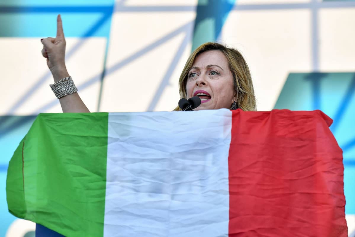 nainen ja italian lippu