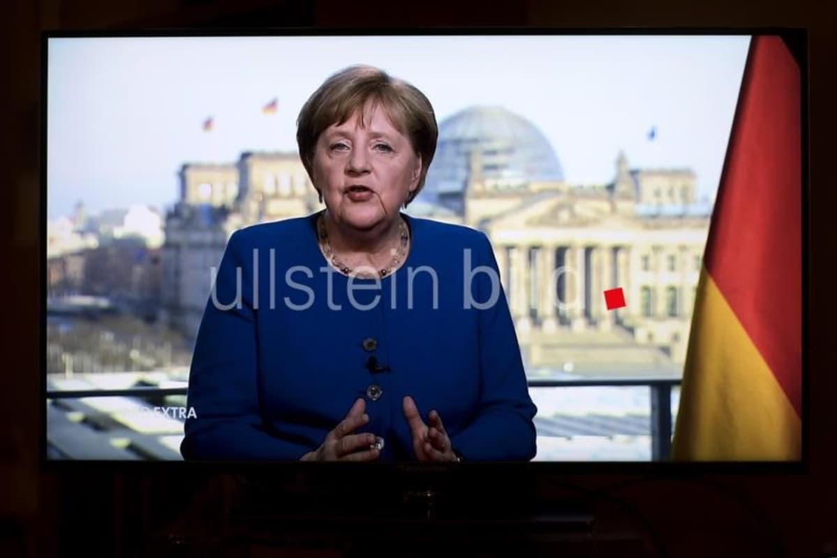 Kuvassa Angela Merkel pitämässä televisiopuhetta.