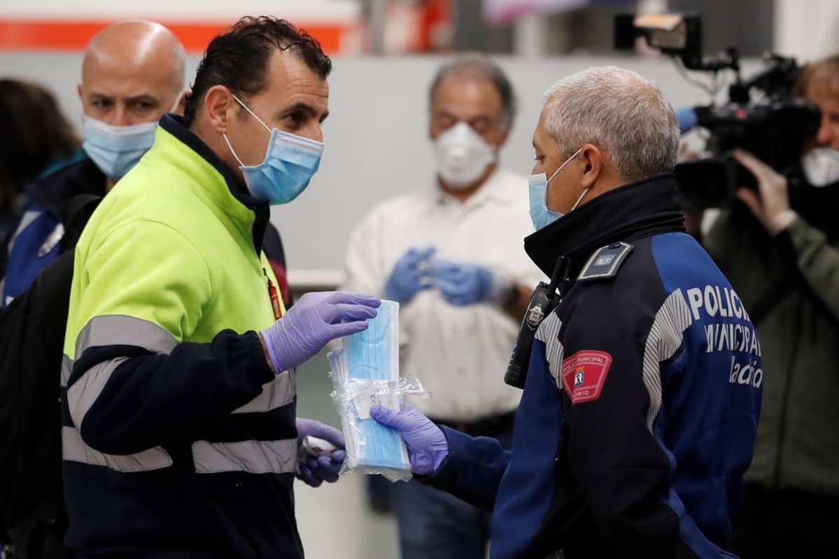 Poliisi jakoi kasvosuojaimia matkustajille Madridin metrossa.