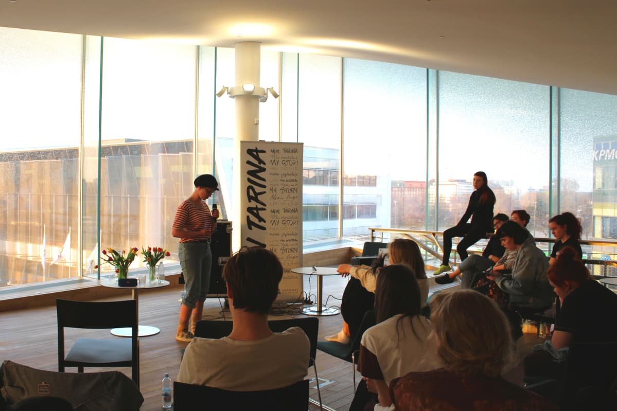Nuorten open mic -ilta Oodissa huhtikuussa 2019.