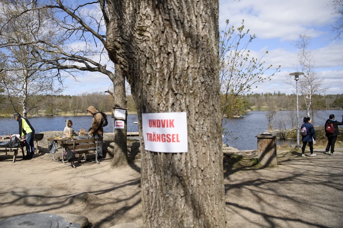 Puuhun on kiinnitetty kyltti: Undvik trängsel.